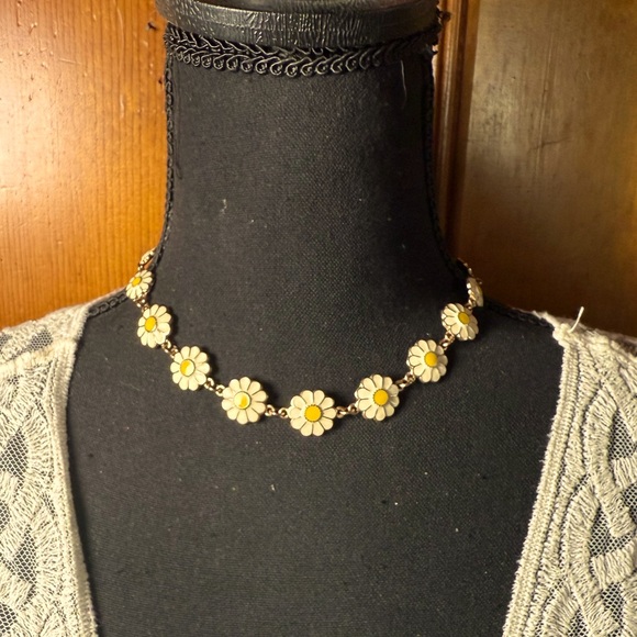 Daisy Flower in Yellow and White Choker Necklace - Picture 1 of 5